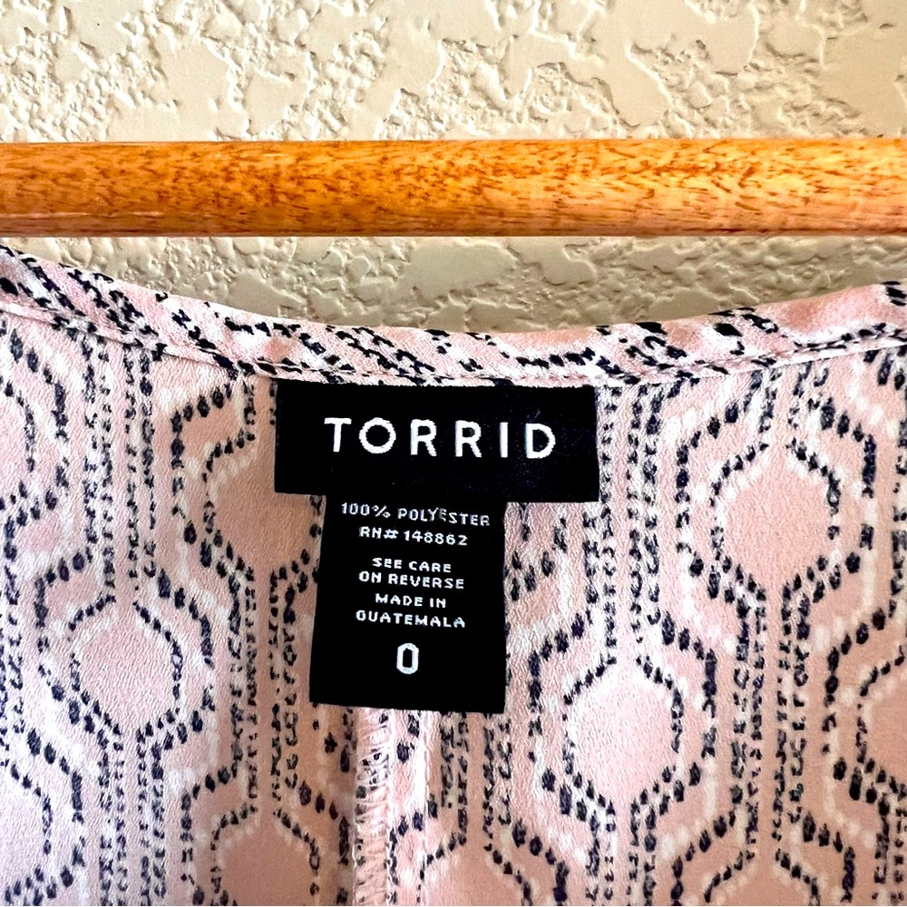 Torrid Multicolor Geo Print Open Back Georgette Blouse Size 0X - Picture 6 of 6